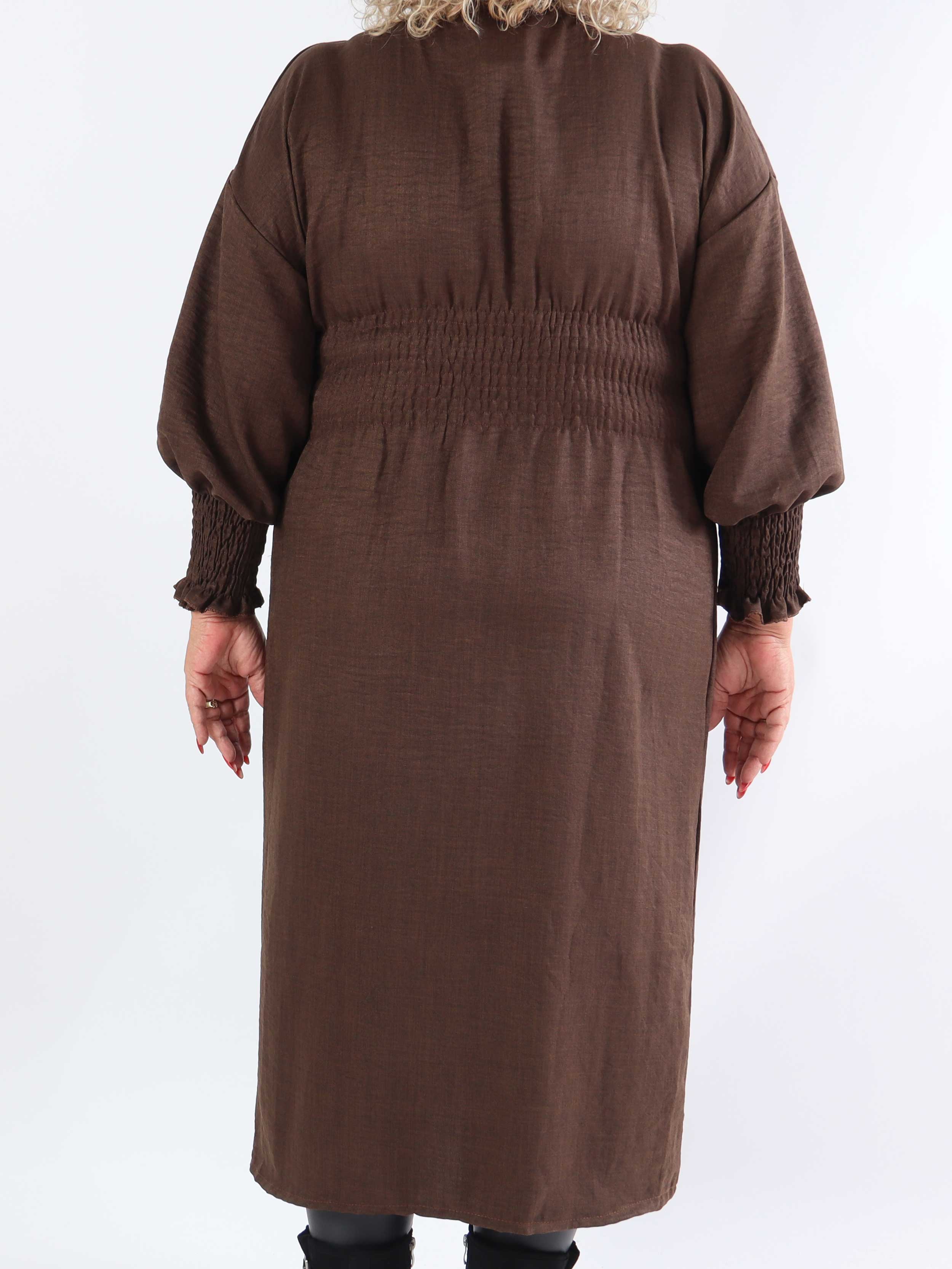 Samara - Sød plus size kjole med smock og knapper